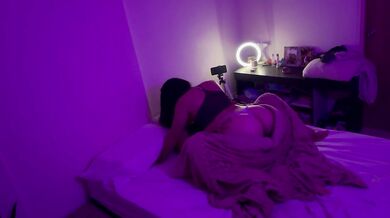 Roomies who couldn't rest end up rubbing against each other under the covers in the dark… and it becomes a silent game of pleasure