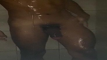 novinho pauzudo tomando banho