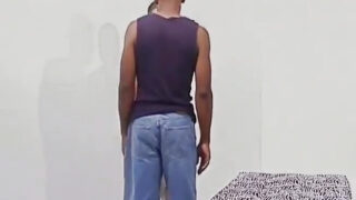 Japanische schwule Bottoms lassen sich von schwarzen Tops ungeschützt und ohne Kondom ficken.