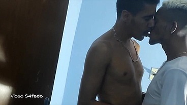 Dois amigos são uma fugidinha pra transar no meio do expediente