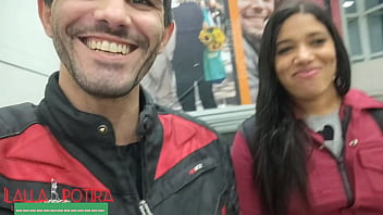 Encontrei um casal ex&oacute_tico no mercado, e parece que estava adivinhando. Falei sobre o mundo do swing. E eles adoraram a ideia. Fizemos um m&eacute_nage gostoso. E o meu corno como sempre filmando.