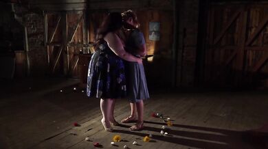 Thick Honey Analverkehr Suspends Charlie Forde To Tease Her Pussy