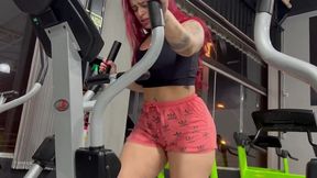 a gostosa suada da academia se masturba e e pega no banho por macho tarado completo