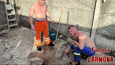 os pedreiros comeram o cu do casal no quintal