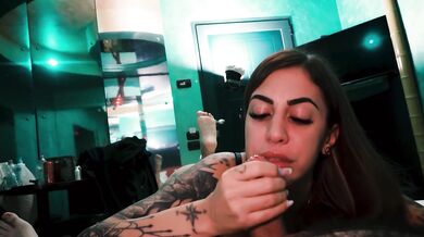 fa FOOTJOB e POMPINO in Motel – Sborrata sui Piedi e Cum in Mouth (DIA ITA)