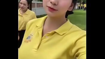 สาวเงี่ยนโชว์นม