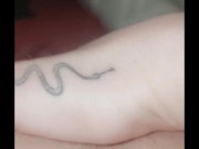 Seul, je joue avec mes doigts et ma chatte