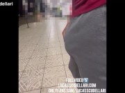 Exibindo a mala no estacionamento