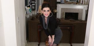 American MILF Aurora Jade shows off her skinny body!