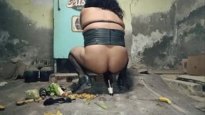 Gorda transexual se jode el culo con inserci&oacute_n anal de botella