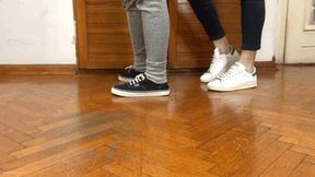 FEET FIGHT IN SNEAKERS IN A QUEUE - MP4 Mobile Version