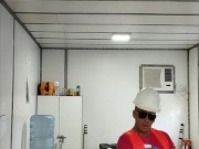 paja en la oficina, con gente cerca
