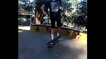 Marco caindo de skate