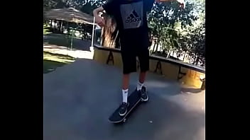 Marco caindo de skate