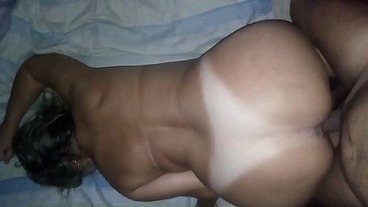 A loirinha bronzeada gosta de meter forte