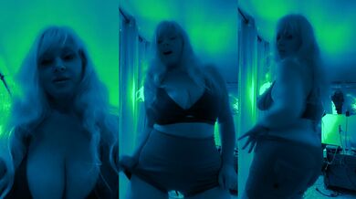 Rosie's Steamy Seduction Takes Every Inch of Her Curves