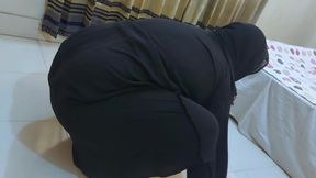 Stepmom Stuck Under Bed & Show Her Big Arab Muslim Ass to Get Anal Fucked From Saudi Kafeel