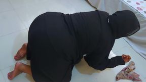 Stepmom Stuck Under Bed & Show Her Big Arab Muslim Ass to Get Anal Fucked From Saudi Kafeel