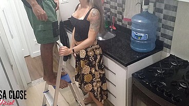Paguei o cara que trocou a lâmpada com o cu (vídeo completo)