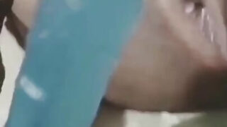 Compilação: vídeo caseiro de garotos de programa gays amadores se masturbando com um vibrador.