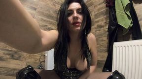 desperate to pee – shiny leather boots, ripped pantyhose and intense pee fetish play