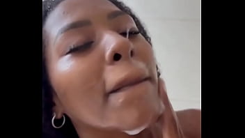 Que del&iacute_cia de banho, fiz at&eacute_ uma hidrata&ccedil_&atilde_o no rosto com o leitinho dele
