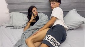 Hermanastro deja los celos. Mi hermanastro esta celoso por mi novio y me da una dura cogida mientras hablo por llamada con el.