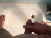 Andy uriniert sehr lang in die dusche