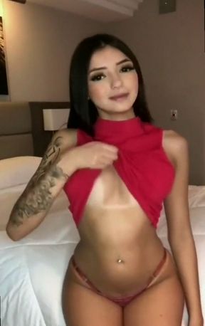 Amateur onlyfan shows off her tits