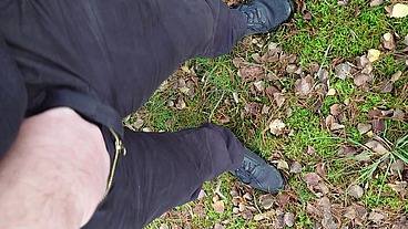 Pissen im Wald