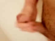 Twink se masturbe dans la salle de bain