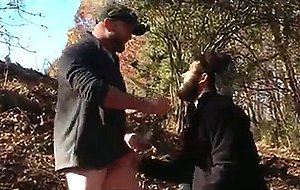 Dos machos follando al aire libre