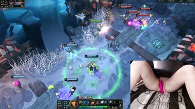 [GER] Gamer Girl playing LoL with a vibrator between her legs