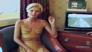 Ben Dover la pénètre par derrière puis éjacule dans sa bouche.