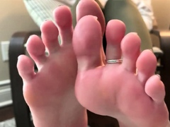 Amateur Foot Fetish Girlfriend Sucks and gives a Footjob