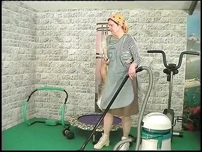 Mature cleaning lady fucked by a guy at gym