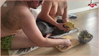 NO SEX - بریدن آناناس بدون جنسیت 🍍