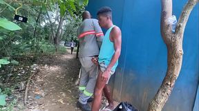 Trabalhadores cheios de tes&atilde_o, na maior pega&ccedil_&atilde_o no p&aacute_tio da obra .