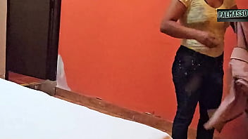 En la calle y a la salida del supermercado un desconocido me aborda y me convence para coger a cambio de ayudarme econ&oacute_micamente, no me resist&iacute_ y acept&eacute_.