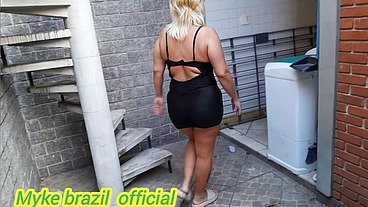 Ines ventura vai na lavanderia e o caseiro fica espionando ela. Aí ela vai para a cozinha e ele vai atrás ele ficou com muito tesao pela a dona da casa mais ela acaba dando oara ele
