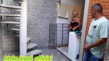 Ines ventura vai na lavanderia e o caseiro fica espionando ela. Aí ela vai para a cozinha e ele vai atrás ele ficou com muito tesao pela a dona da casa mais ela acaba dando oara ele
