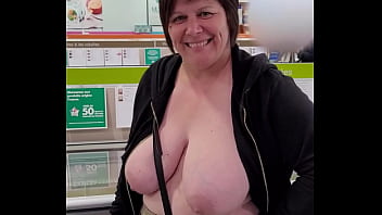 Dans le rayon du magasin, sans soutien-gorge, gilet ouvert et seins dehors !In...