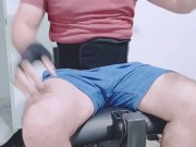 Caliente haciendo ejercicio, ejercitando todo tipo de músculos.