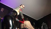 Fisting colante in guanti rossi di latex