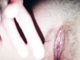 Masturbándose en casa cuando los padres están en casa