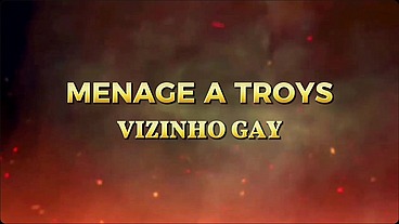 Casal gay recebe vizinho do apartamento para ménage à trois com anal e oral.