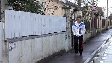 soumis sniff les pieds de son pote en chaussettes blanches