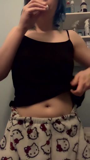Amateur onlyfan shows off her ass
