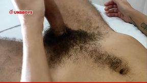 Um ensaio bem safado com o novinho pentelhudo gozando