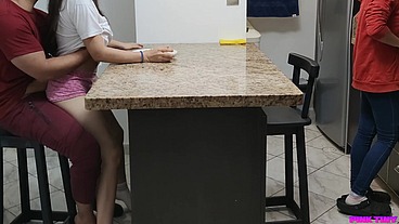 Mi Hijastra Traviesa le Gusta Comer Sentada en las Piernas del Tio Pervertido al Frente de su Mujer